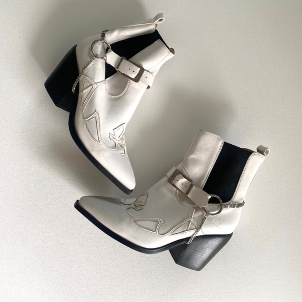 Nasty Girl White Stirrup‎ And at ‘Em Western Boots